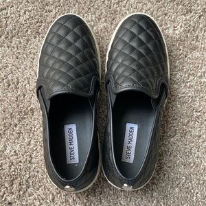 Gently used Steve Madden black sneakers!
